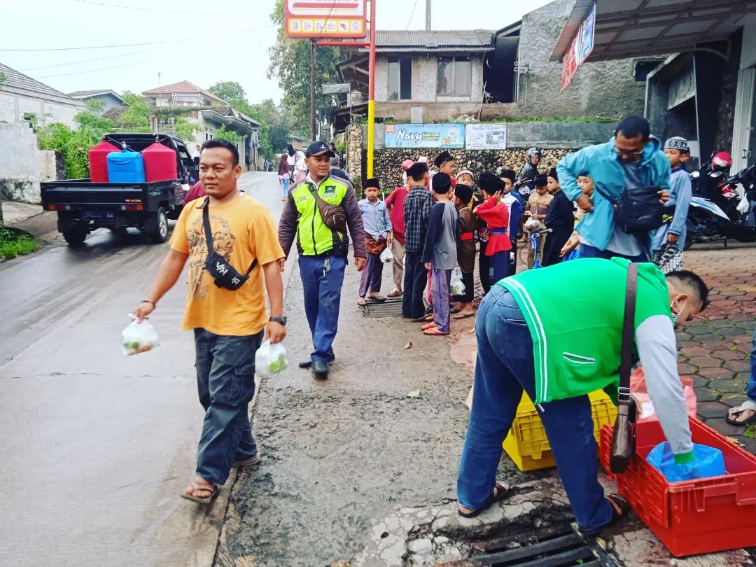 Pembagian Takjil Untuk Warga Sekitar Bumi Oktorina Asri