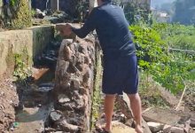 Badan tembok roboh tak kuat menahan banjir yang membawa material sampah