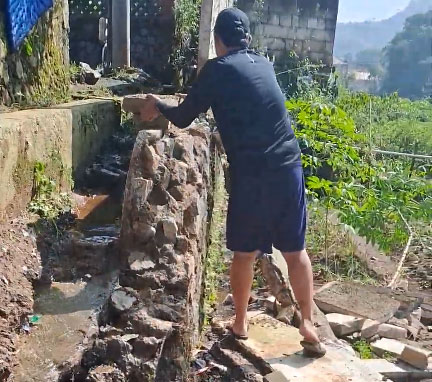 Hujan Deras Membawa Sampah Akibatkan Tembok Pembatas Perumahan Roboh